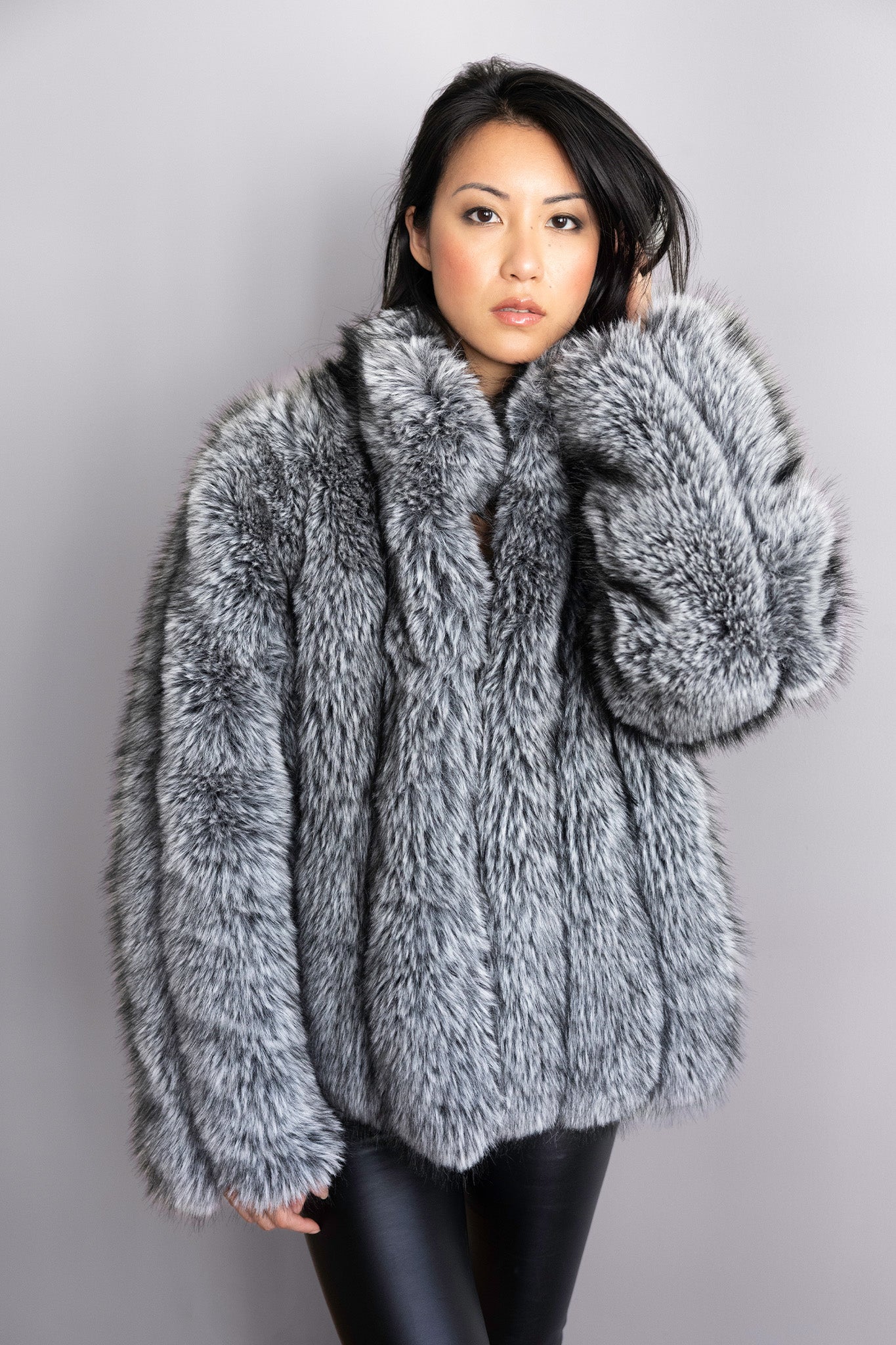 Veste en fourrure grise oversize – Modèle Bianca, silhouette moderne et volumineuse