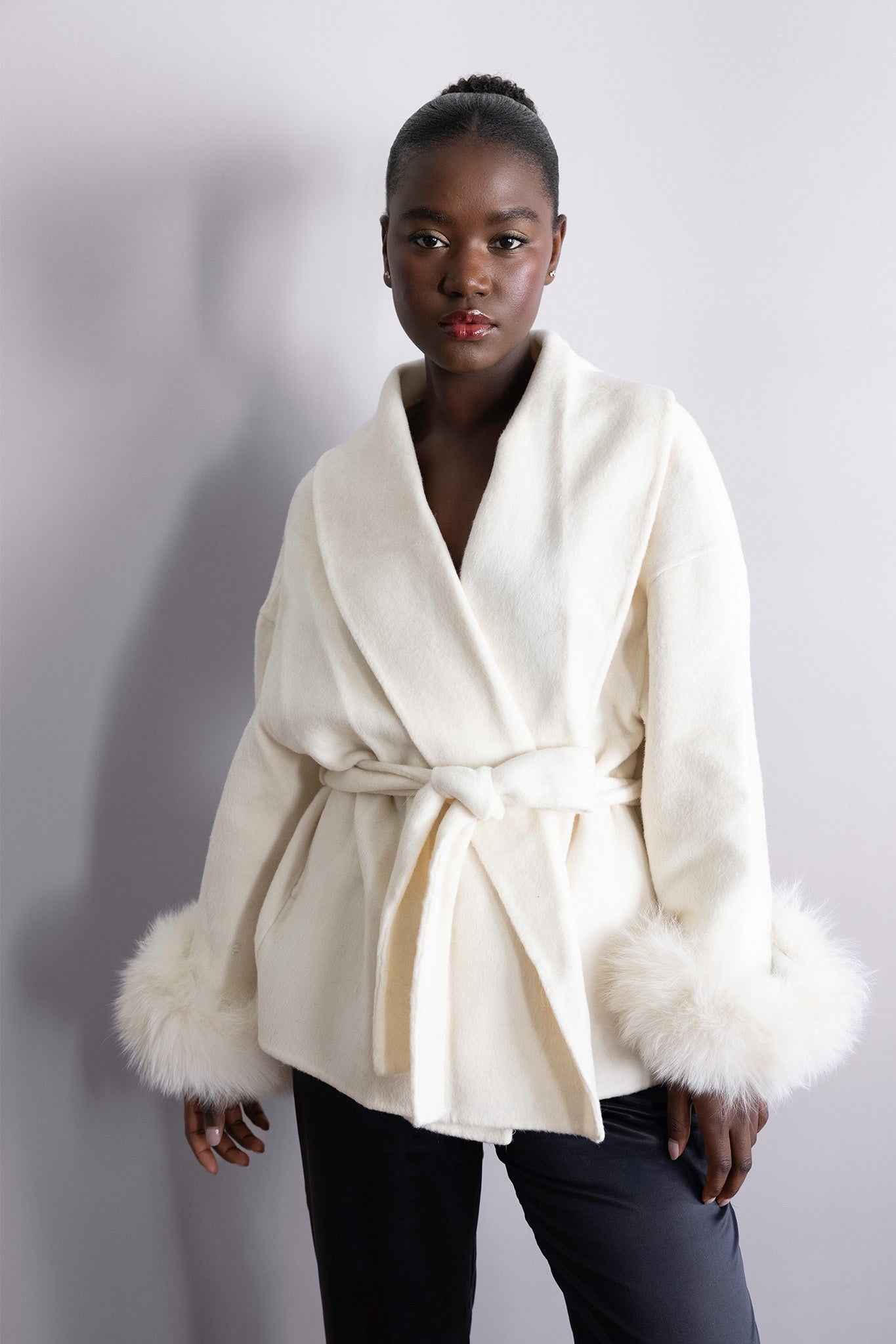 Veste ivoire ceinturée – Modèle Iris, coupe élégante et détails en fourrure