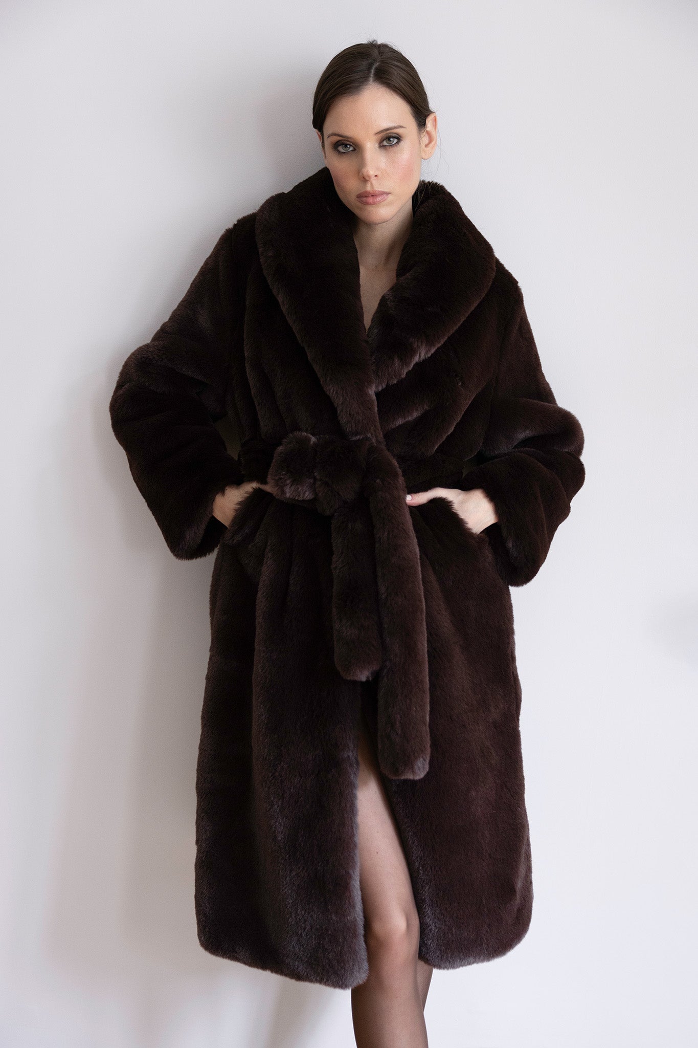 Manteau Kira en fourrure brun intense – Silhouette ceinturée, capuche généreuse & allure sophistiquée