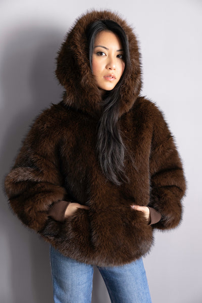 Veste Alba en fourrure brun – Volume oversize, capuche enveloppante & allure hivernale sophistiquée