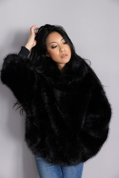 Veste Elia en fourrure noire – Volume oversize, capuche enveloppante & allure statement