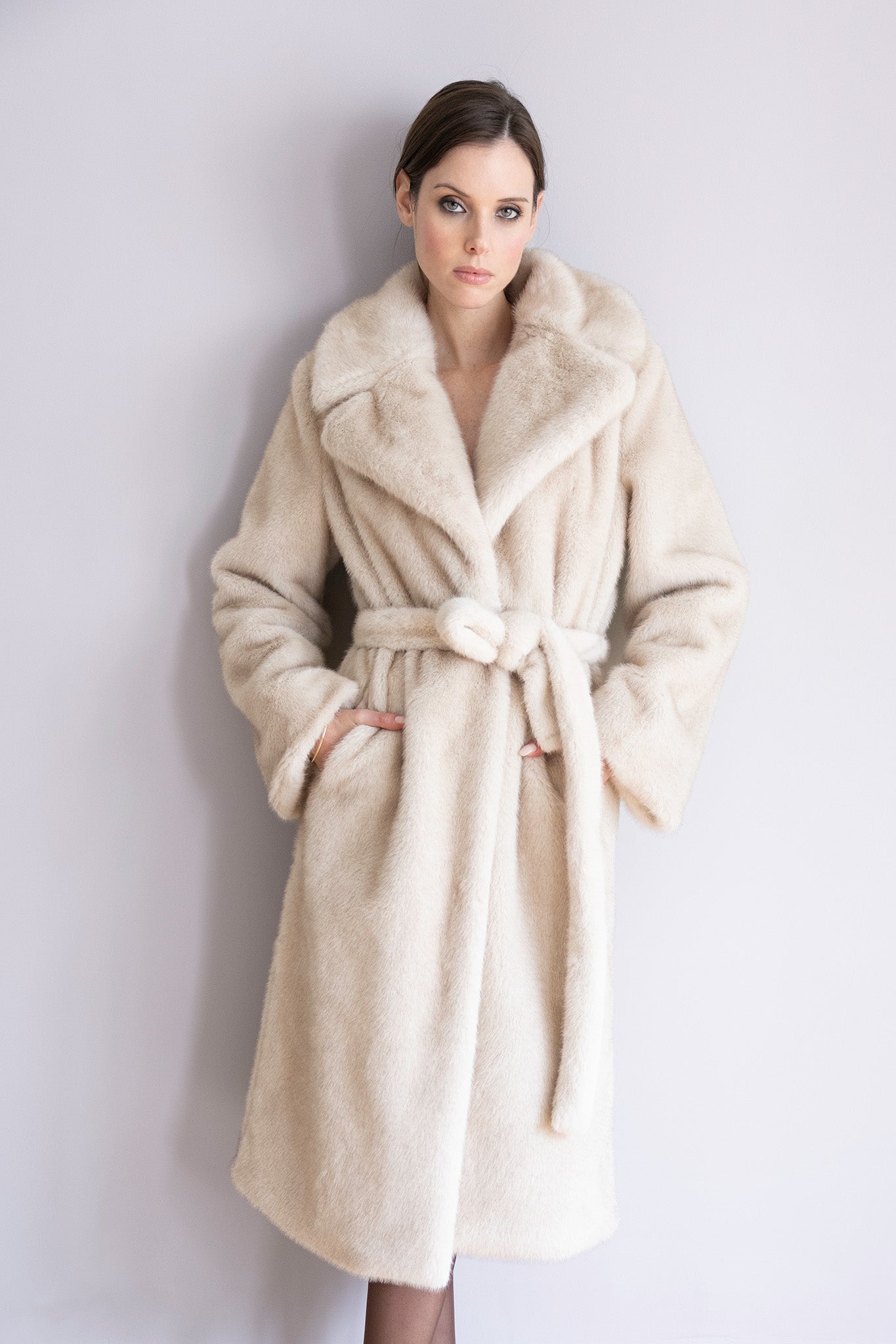 Manteau Victoria en fourrure ivoire – Silhouette ceinturée, col signature & allure raffinée