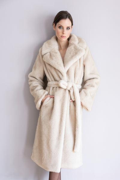 Cappotto Victoria in pelliccia avorio – Silhouette con cintura, colletto iconico & eleganza raffinata



