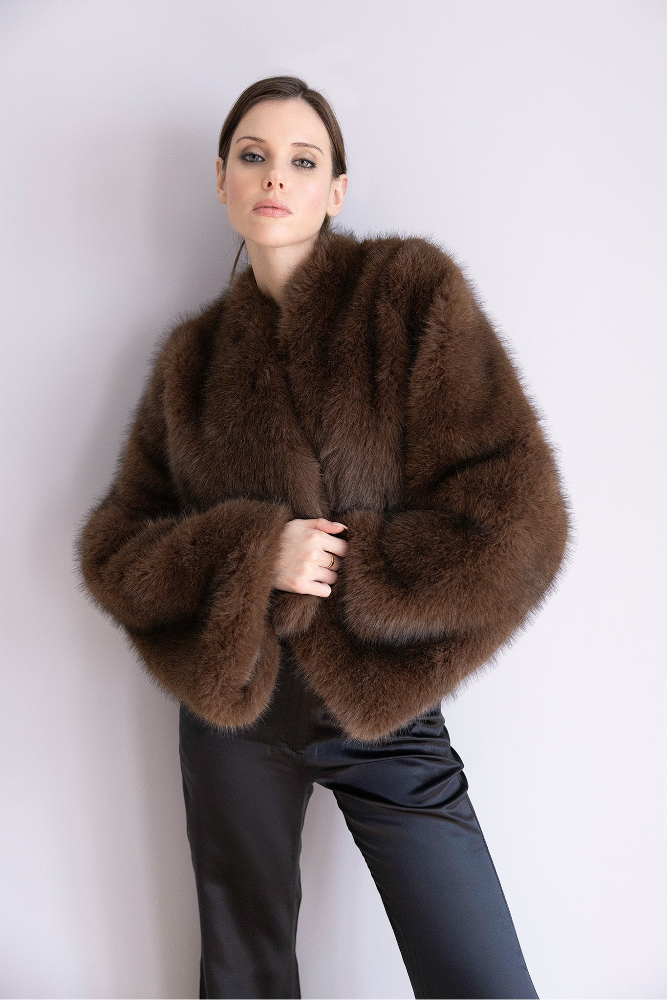Veste Chloé en fourrure marron – Silhouette souple, manches larges & allure raffinée