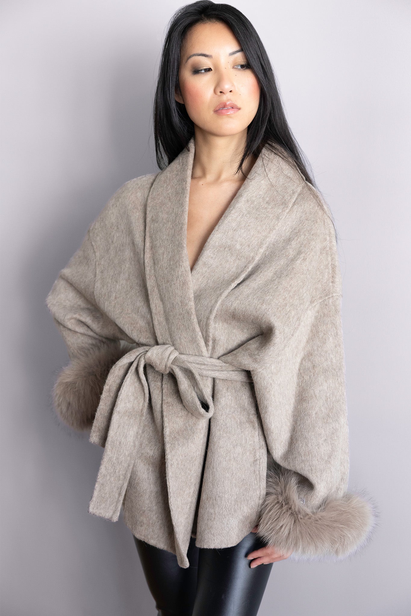 Veste Ellora taupe – Silhouette fluide, ceinture élégante & poignets en fourrure