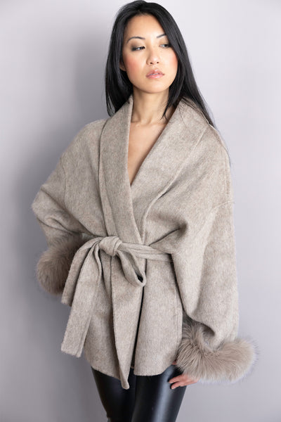 Veste Ellora taupe – Silhouette fluide, ceinture élégante & poignets en fourrure