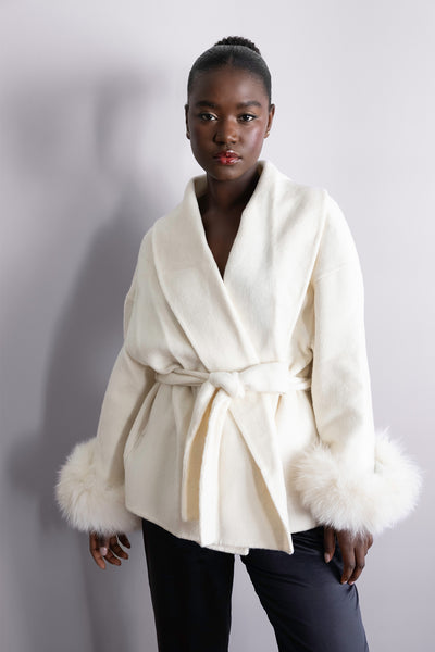 Veste ivoire ceinturée – Modèle Iris, coupe élégante et détails en fourrure