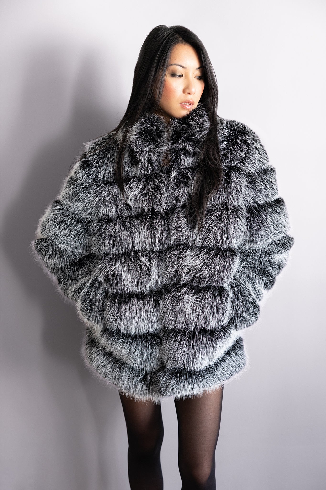 Manteau en fourrure gris noir oversize – Modèle Callista, silhouette moderne et sophistiquée
