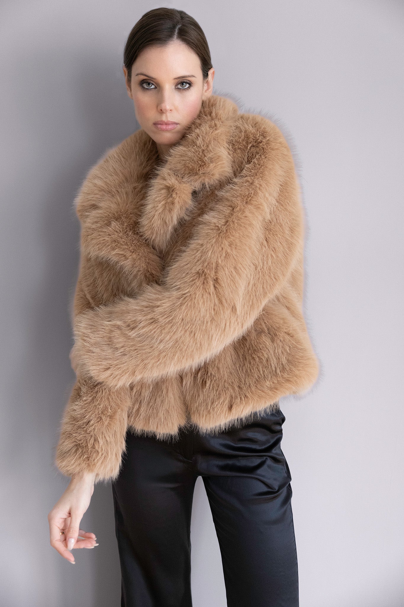Veste Ava camel en fourrure – Volume doux, col protecteur & allure sophistiquée