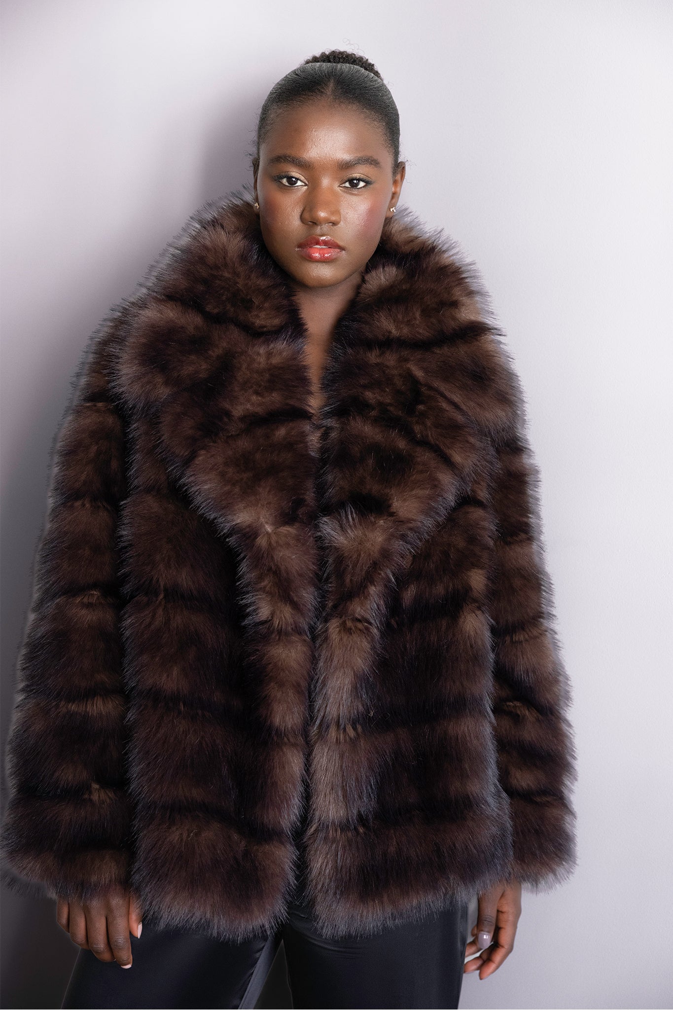 Manteau en fourrure brun court – Modèle Ornella, silhouette moderne et raffinée
