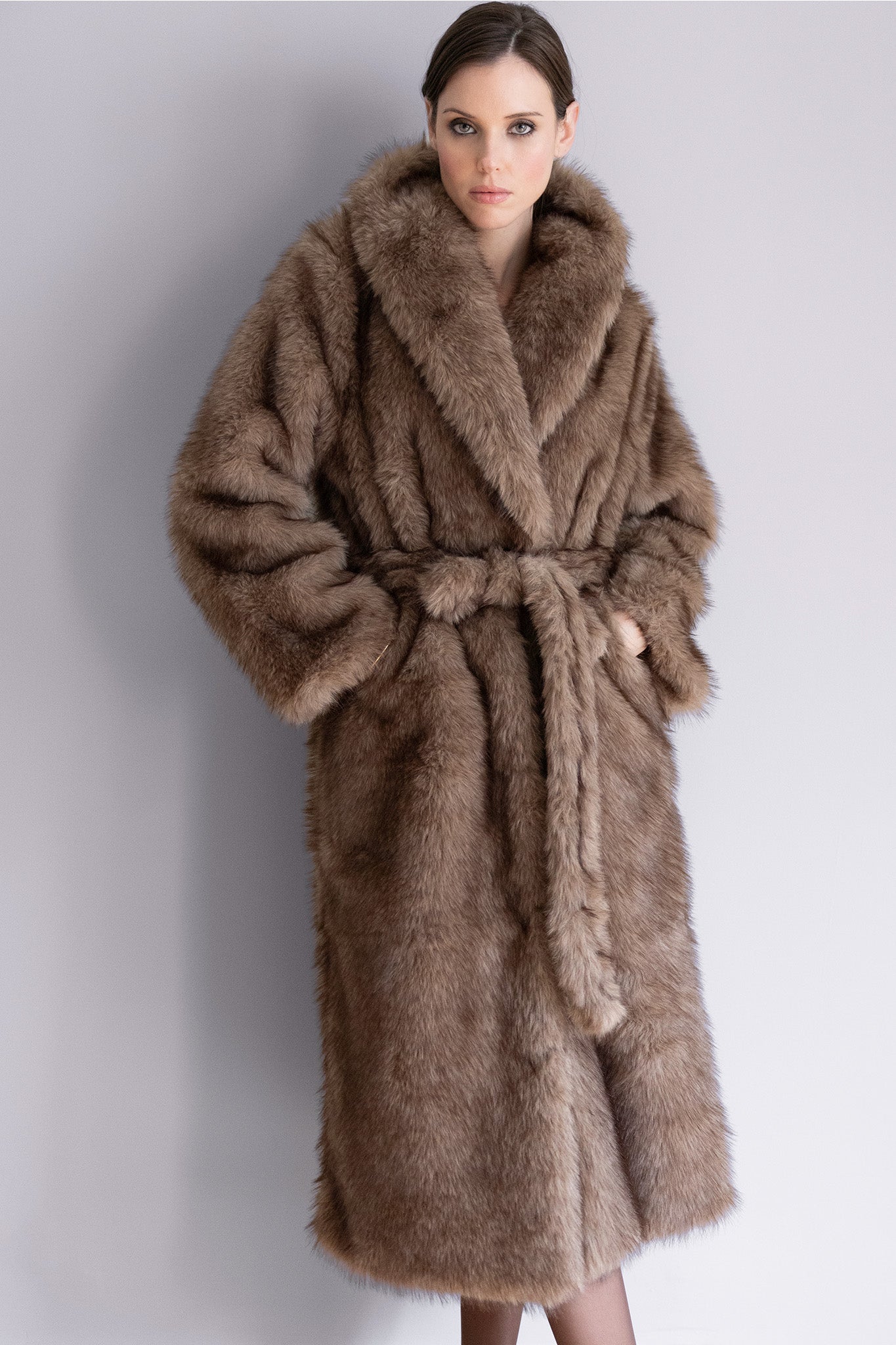 Manteau Alina en Fourrure Marron – Long Manteau Ceinturé, Élégance Hiver