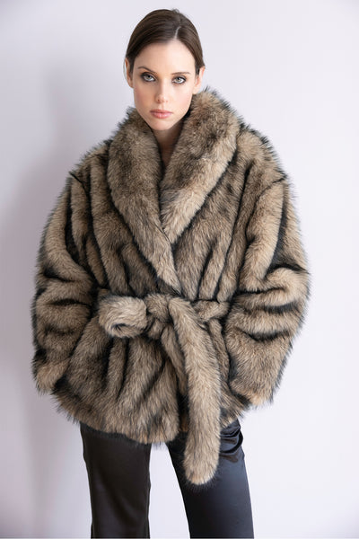 Veste Elena en fourrure beige taupe et noir – Silhouette ceinturée, col généreux & allure raffinée