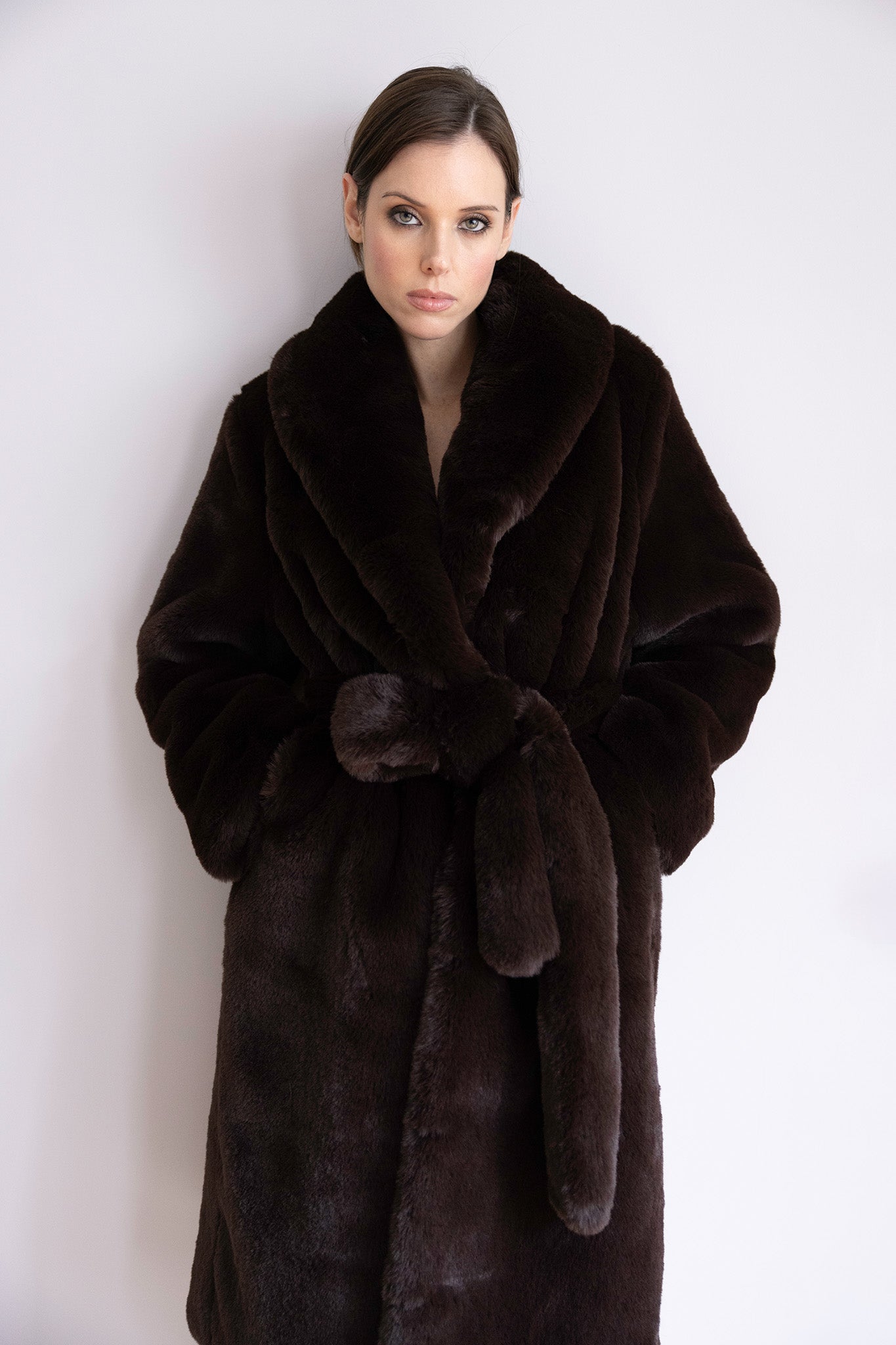 Manteau Kira en fourrure brun intense – Silhouette ceinturée, capuche généreuse & allure sophistiquée