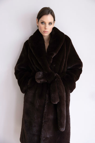 Manteau Kira en fourrure brun intense – Silhouette ceinturée, capuche généreuse & allure sophistiquée