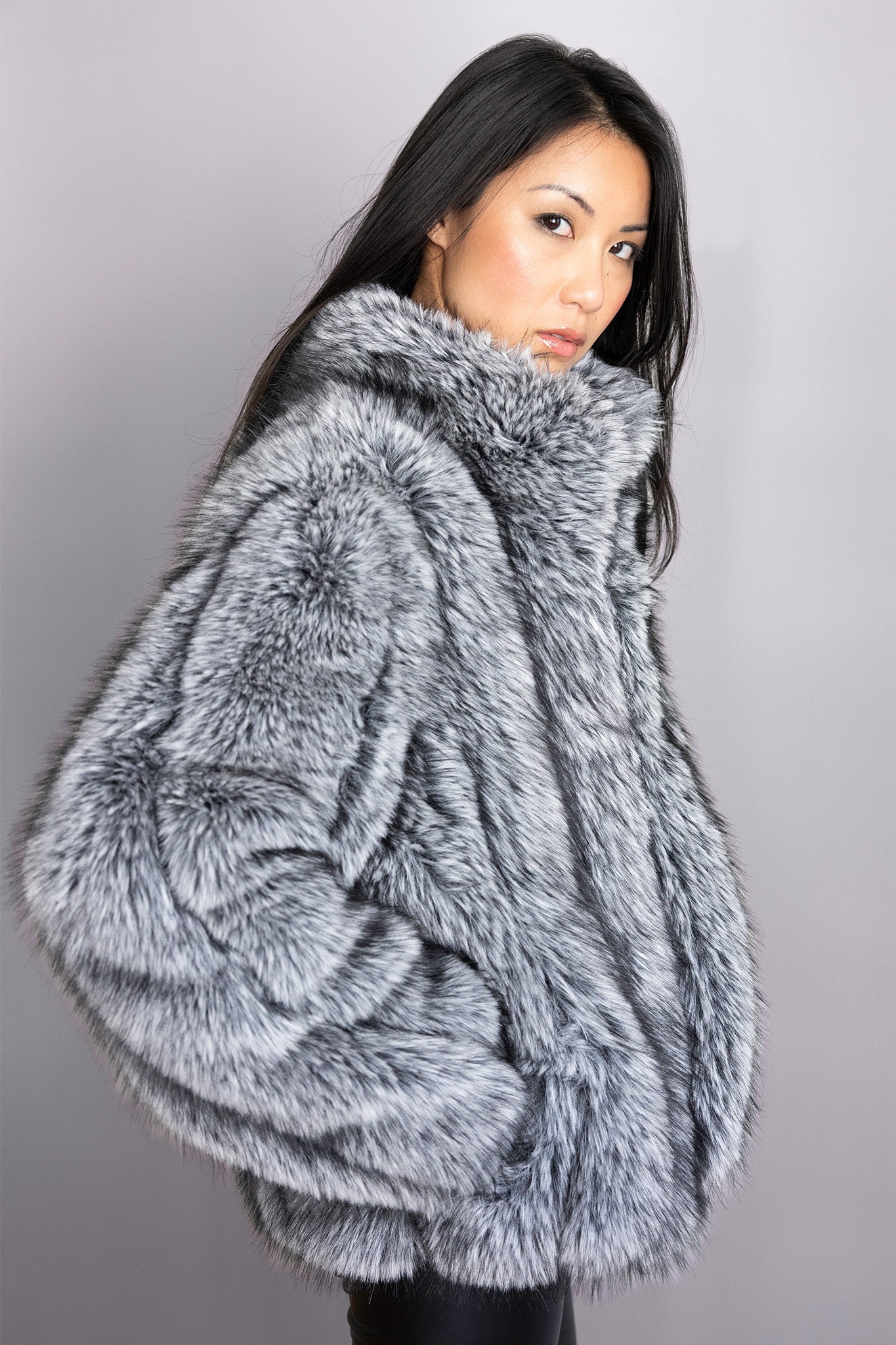 Veste en fourrure grise oversize – Modèle Bianca, silhouette moderne et volumineuse