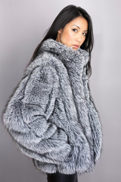 Veste en fourrure grise oversize – Modèle Bianca, silhouette moderne et volumineuse