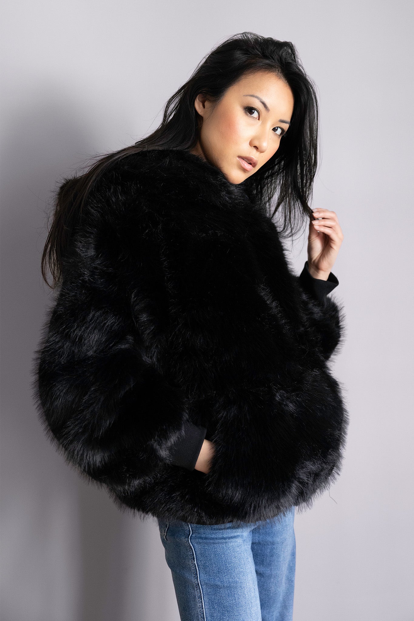 Veste Elia en fourrure noire – Volume oversize, capuche enveloppante & allure statement