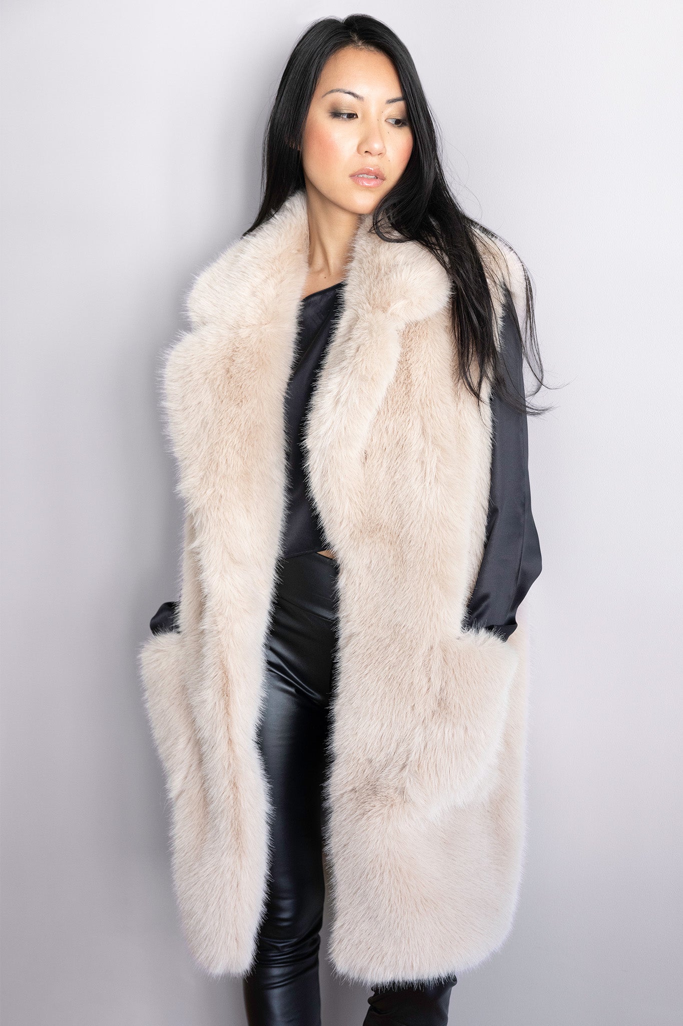 Veste longue sans manches en fourrure beige – Modèle Alice, silhouette élégante et minimaliste