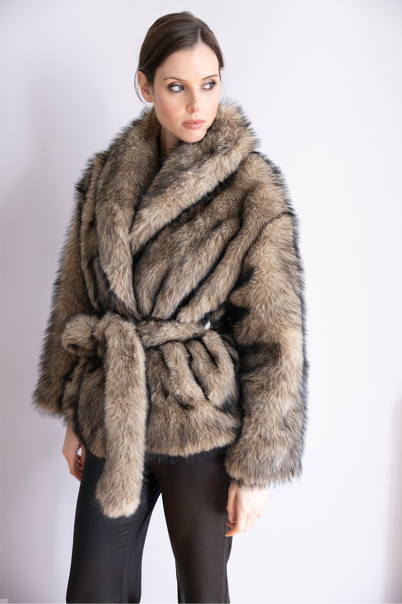 Veste Elena en fourrure beige taupe et noir – Silhouette ceinturée, col généreux & allure raffinée