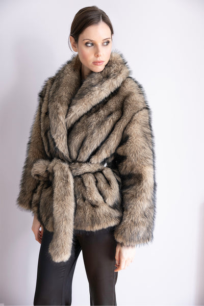 Veste Elena en fourrure beige taupe et noir – Silhouette ceinturée, col généreux & allure raffinée