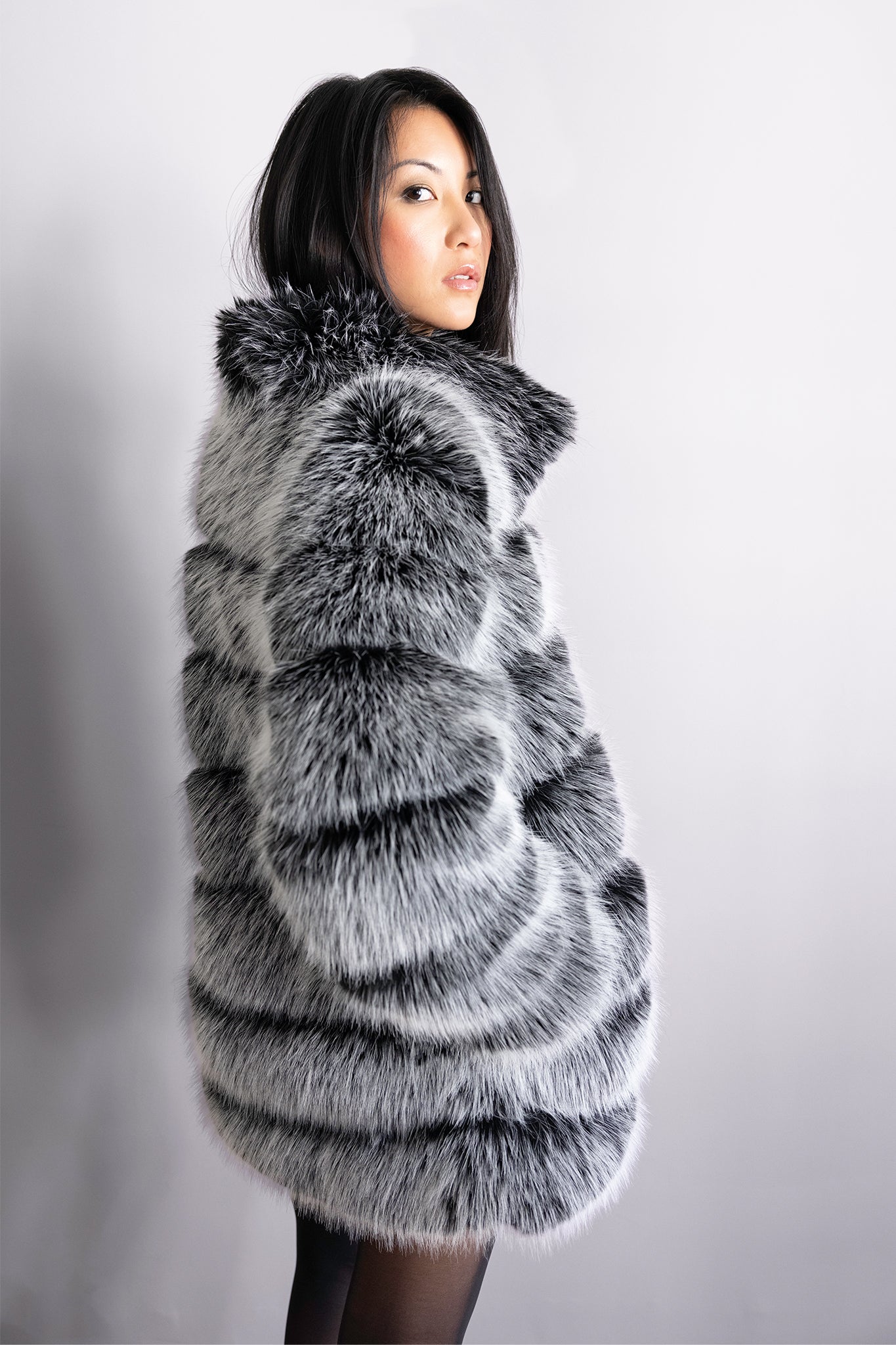 Manteau en fourrure gris noir oversize – Modèle Callista, silhouette moderne et sophistiquée