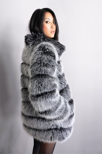 Manteau en fourrure gris noir oversize – Modèle Callista, silhouette moderne et sophistiquée
