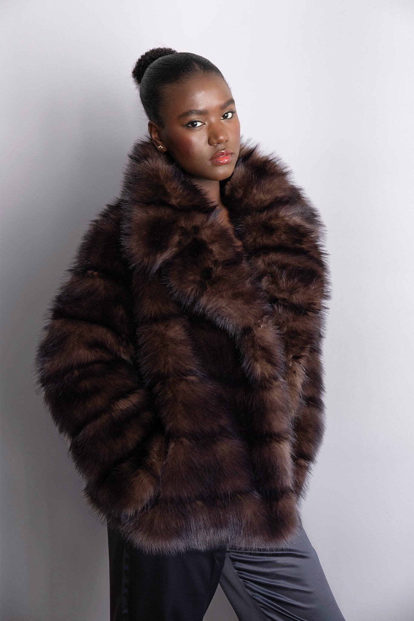 Manteau en fourrure brun court – Modèle Ornella, silhouette moderne et raffinée