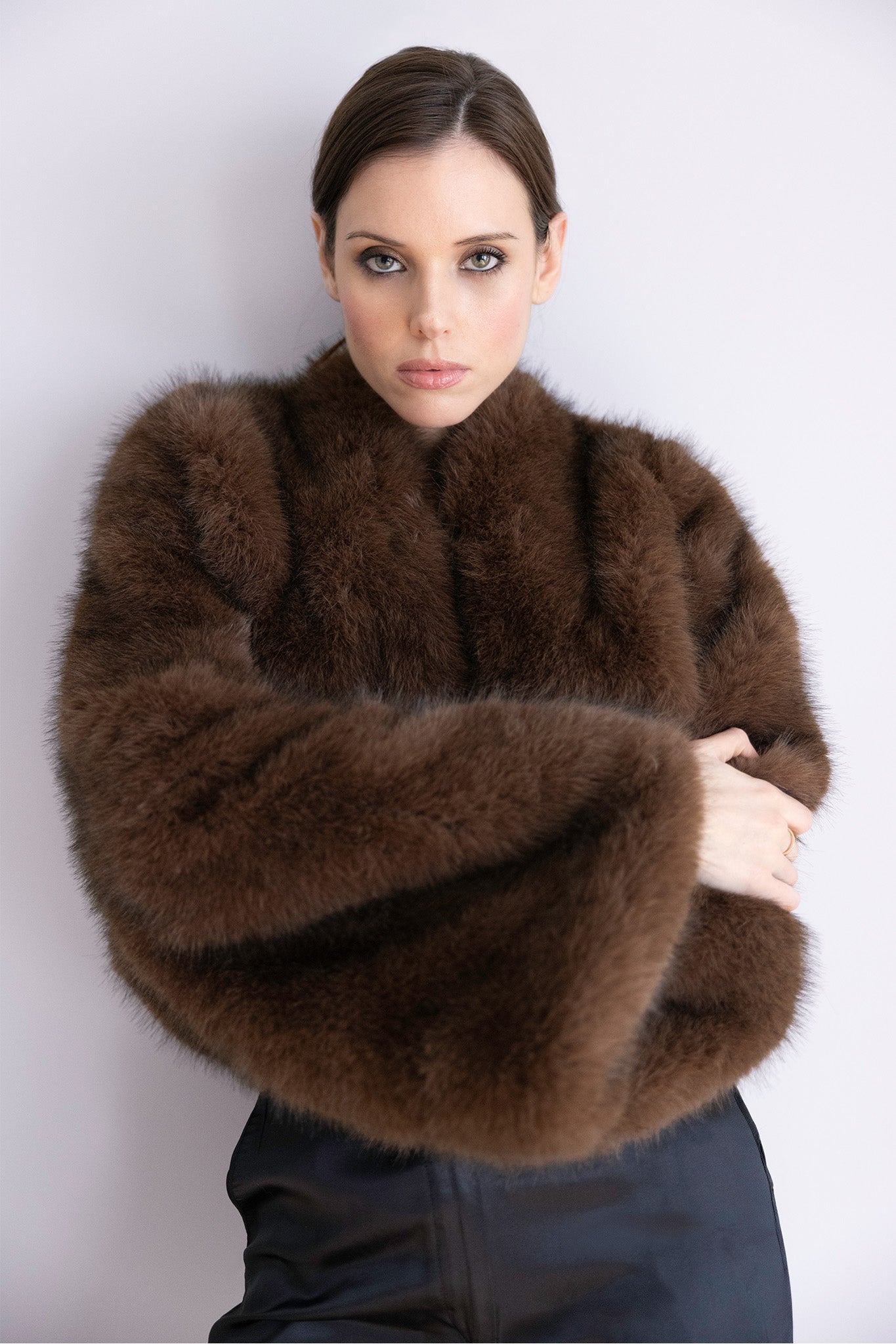 Veste Chloé en fourrure marron – Silhouette souple, manches larges & allure raffinée