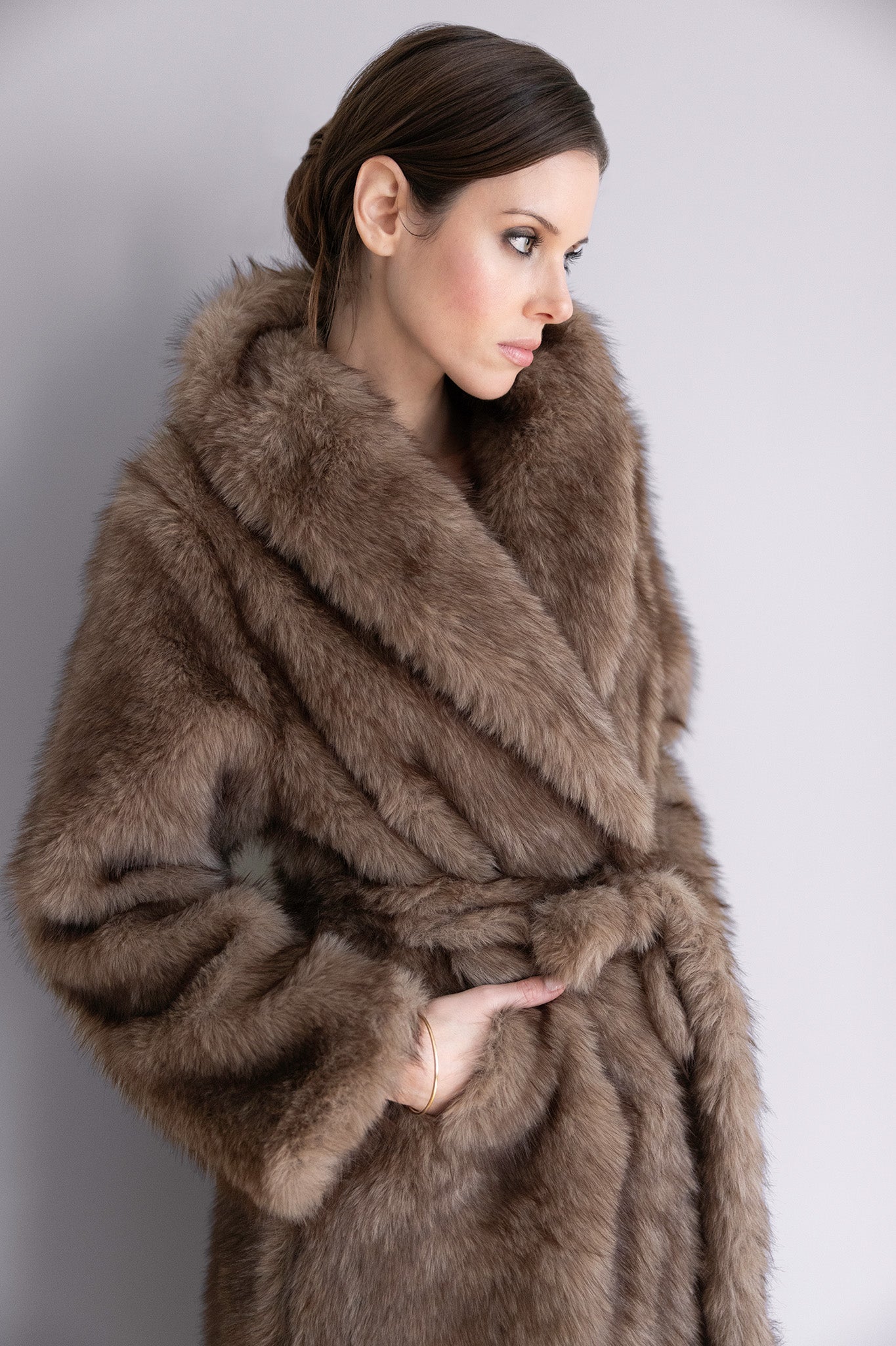 Manteau Alina en Fourrure Marron – Long Manteau Ceinturé, Élégance Hiver
