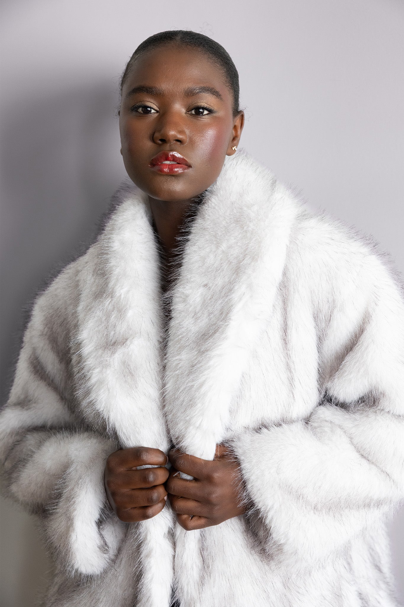 Veste Eleonor en fourrure ivoire – Volume enveloppant, douceur absolue & allure lumineuse
