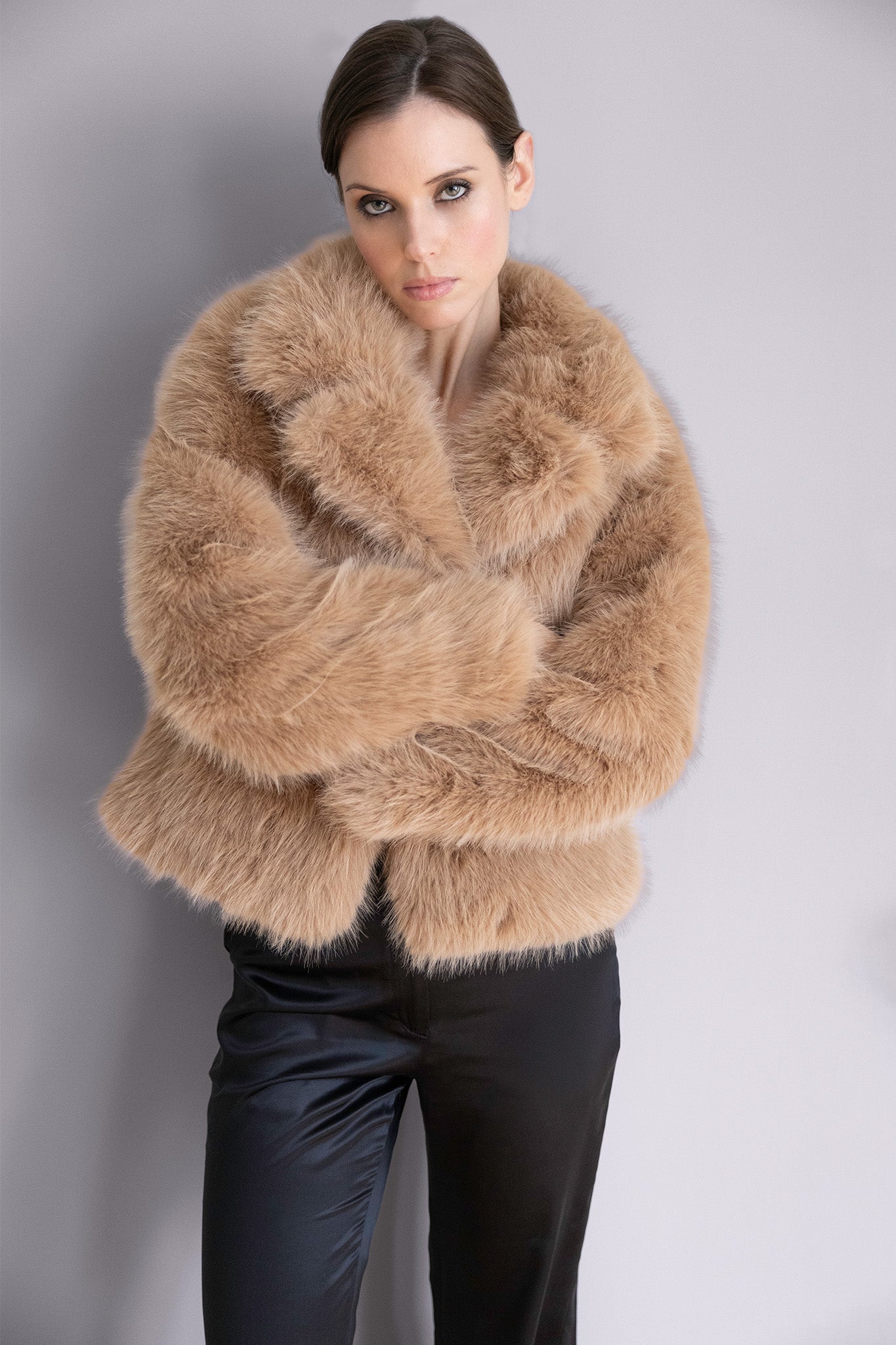 Veste Ava camel en fourrure – Volume doux, col protecteur & allure sophistiquée