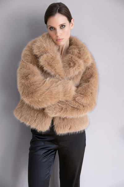 Veste Ava camel en fourrure – Volume doux, col protecteur & allure sophistiquée