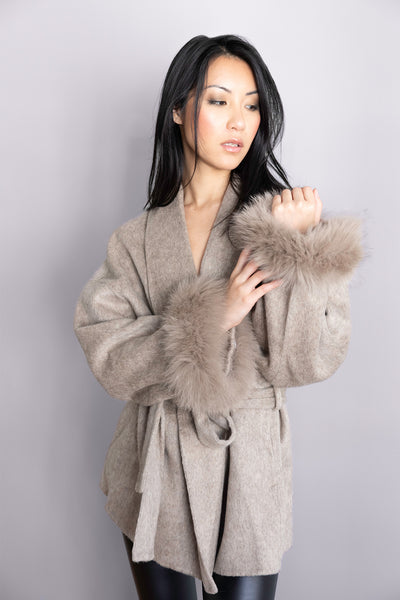 Veste Ellora taupe – Silhouette fluide, ceinture élégante & poignets en fourrure