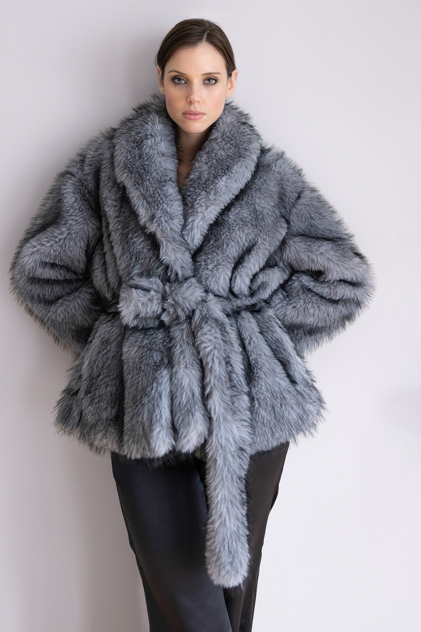 Veste Léa en fourrure grise – Silhouette ceinturée, élégance contemporaine