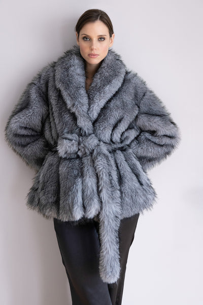 Veste Léa en fourrure grise – Silhouette ceinturée, élégance contemporaine