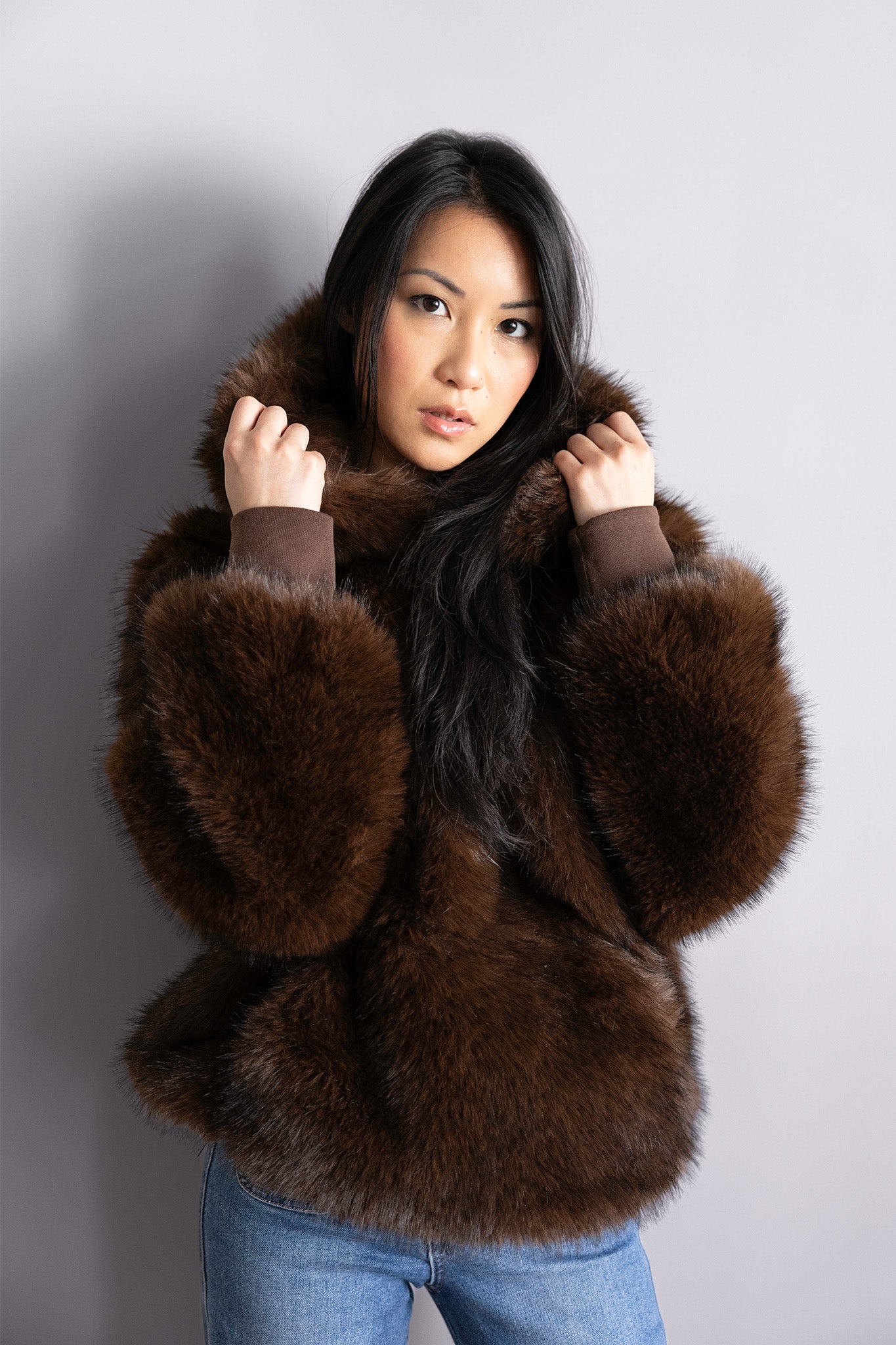Veste Alba en fourrure brun – Volume oversize, capuche enveloppante & allure hivernale sophistiquée