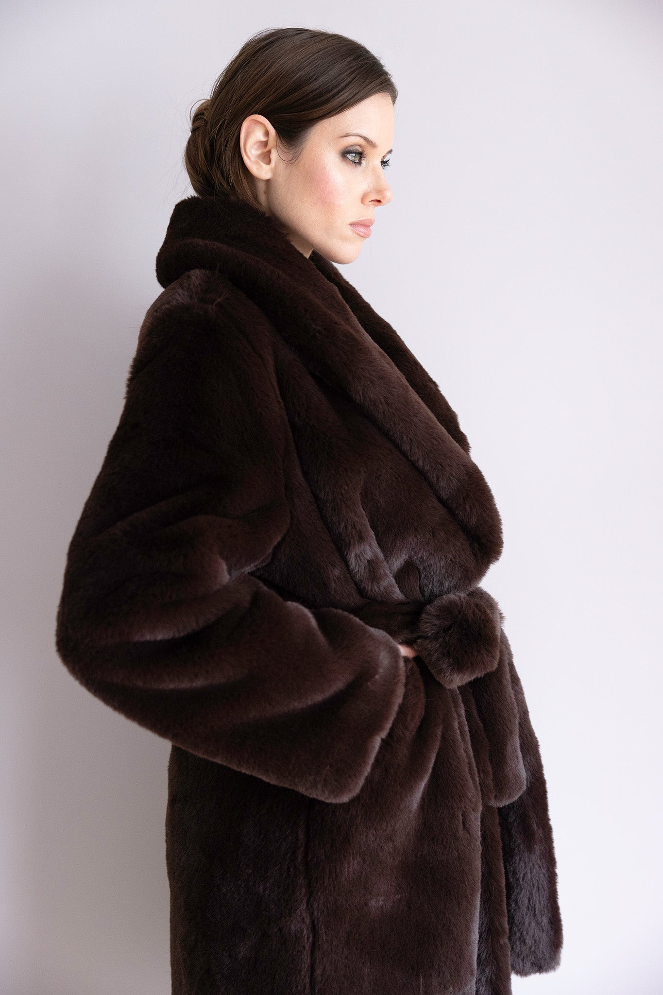 Manteau Kira en fourrure brun intense – Silhouette ceinturée, capuche généreuse & allure sophistiquée