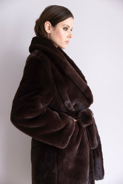 Manteau Kira en fourrure brun intense – Silhouette ceinturée, capuche généreuse & allure sophistiquée