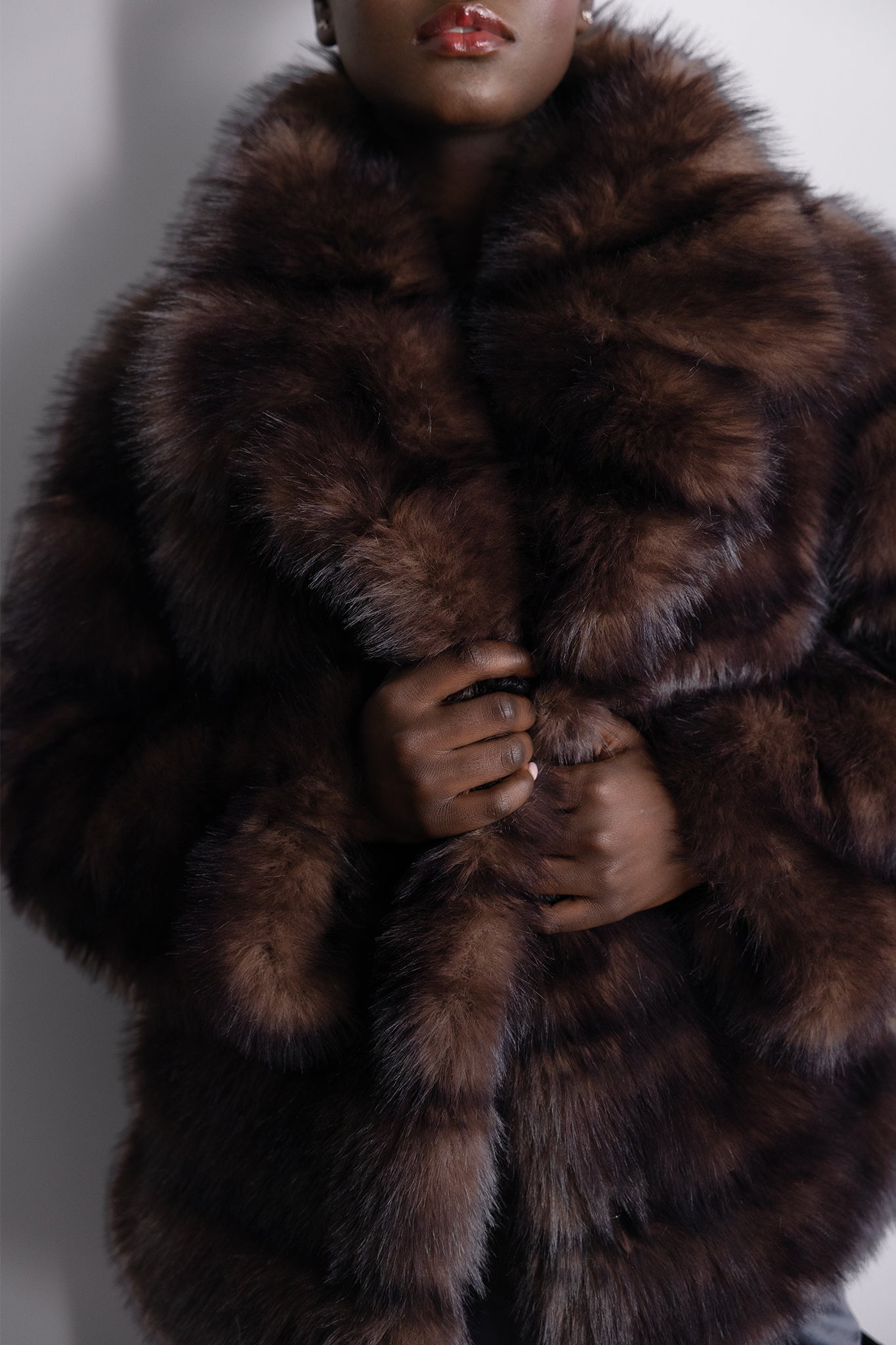 Manteau en fourrure brun court – Modèle Ornella, silhouette moderne et raffinée