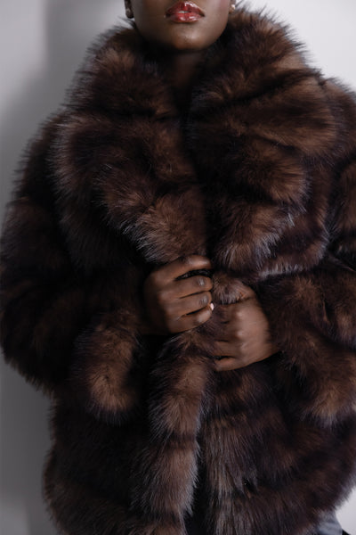 Manteau en fourrure brun court – Modèle Ornella, silhouette moderne et raffinée