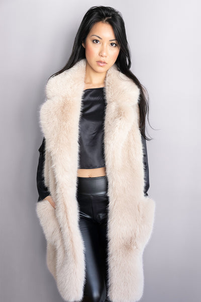 Veste longue sans manches en fourrure beige – Modèle Alice, silhouette élégante et minimaliste