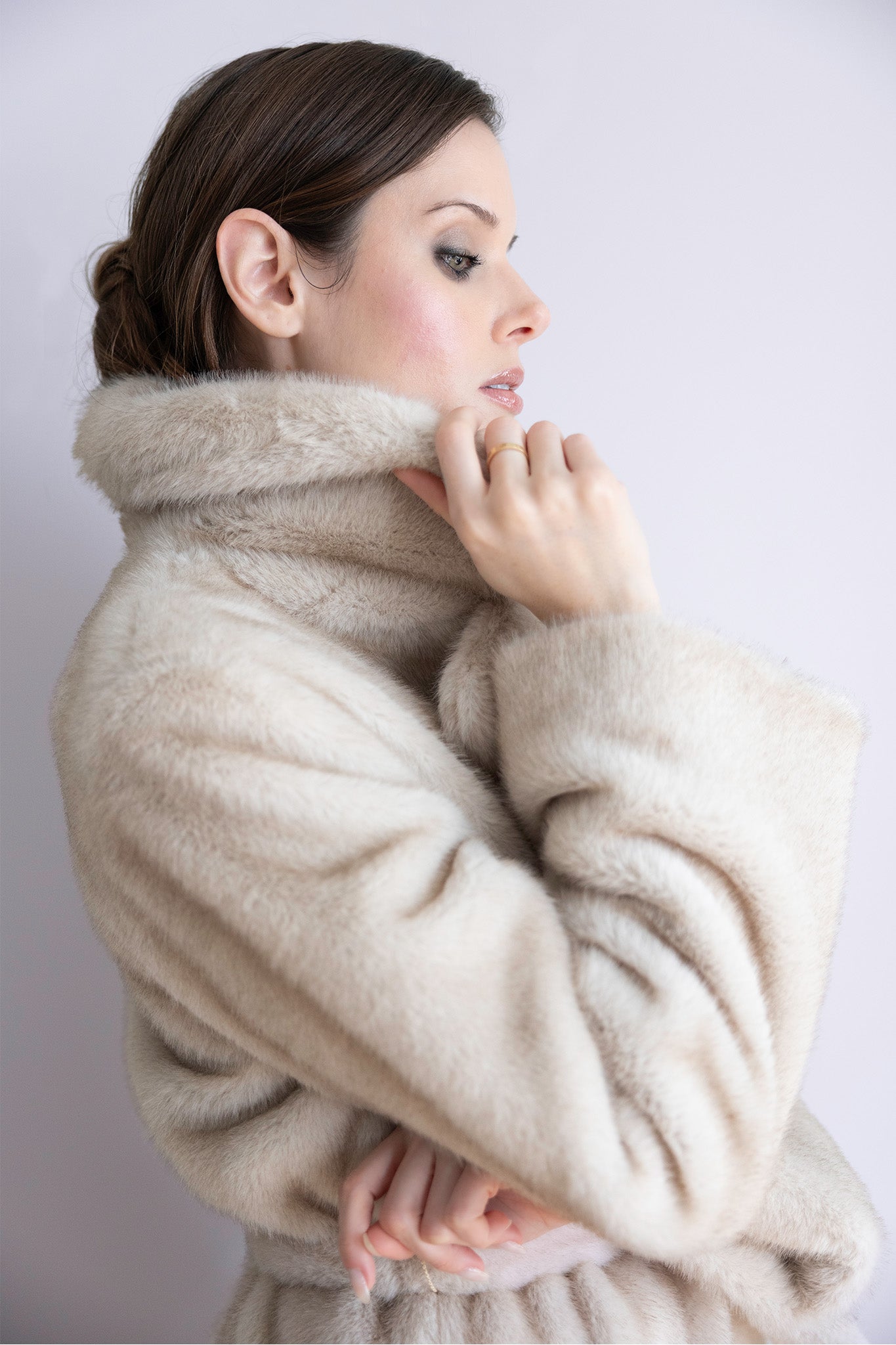 Cappotto Victoria in pelliccia avorio – Silhouette con cintura, colletto iconico & eleganza raffinata


