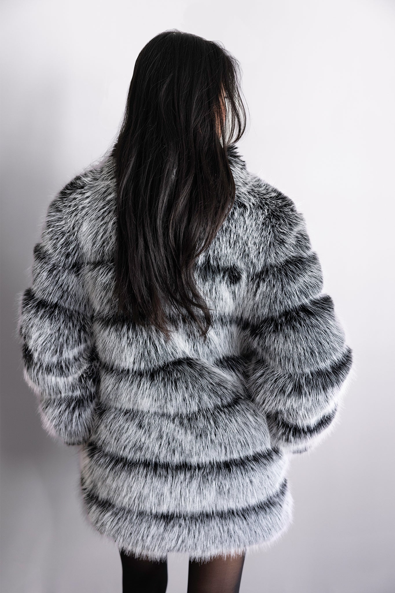 Manteau en fourrure gris noir oversize – Modèle Callista, silhouette moderne et sophistiquée
