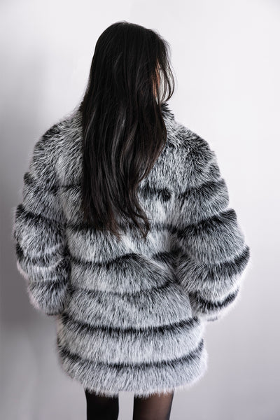 Manteau en fourrure gris noir oversize – Modèle Callista, silhouette moderne et sophistiquée