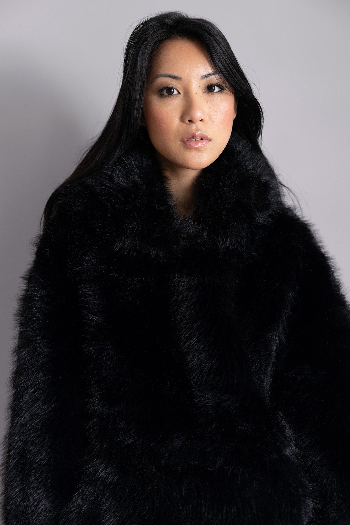 Veste Elia en fourrure noire – Volume oversize, capuche enveloppante & allure statement