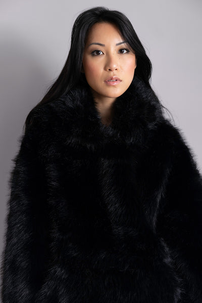 Veste Elia en fourrure noire – Volume oversize, capuche enveloppante & allure statement