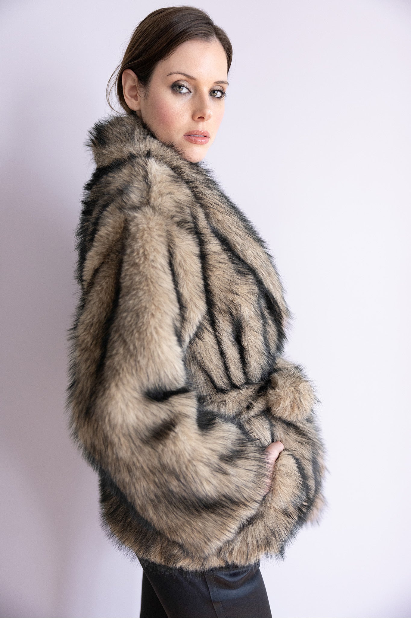 Veste Elena en fourrure beige taupe et noir – Silhouette ceinturée, col généreux & allure raffinée