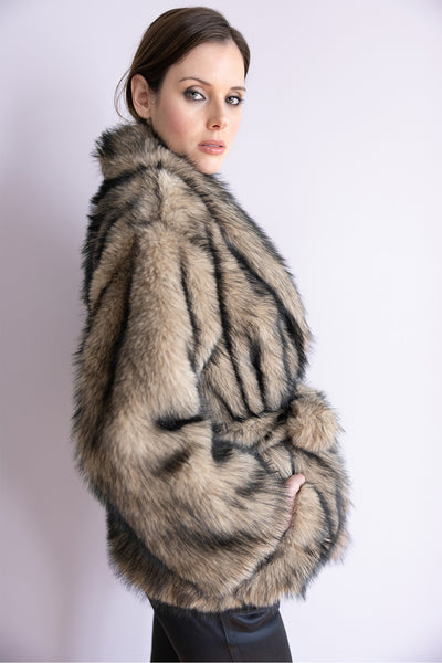 Veste Elena en fourrure beige taupe et noir – Silhouette ceinturée, col généreux & allure raffinée