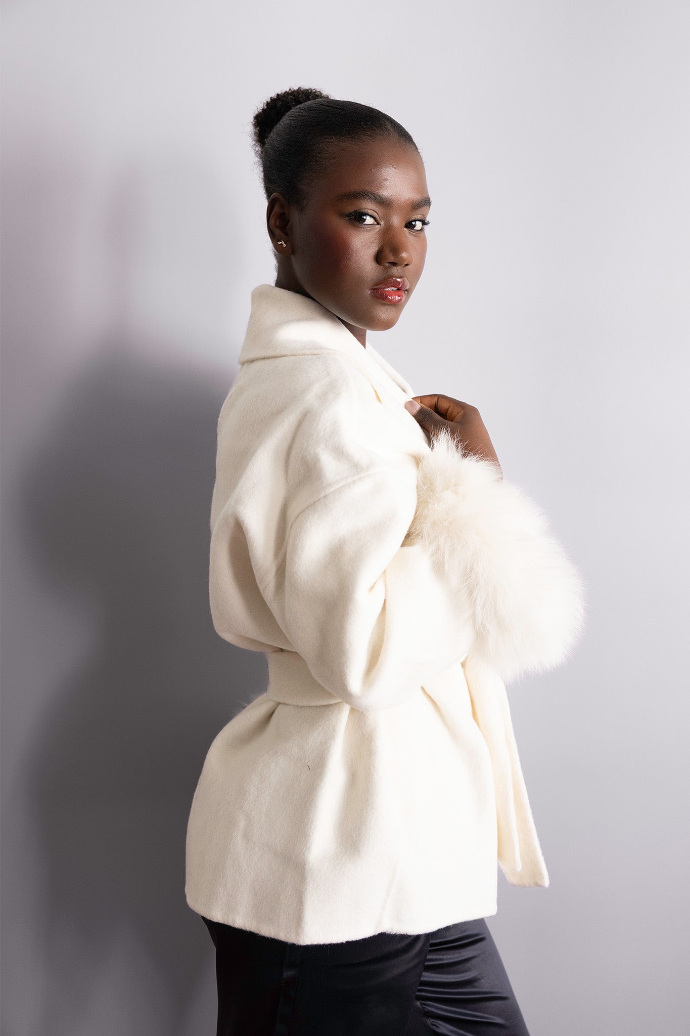 Veste ivoire ceinturée – Modèle Iris, coupe élégante et détails en fourrure