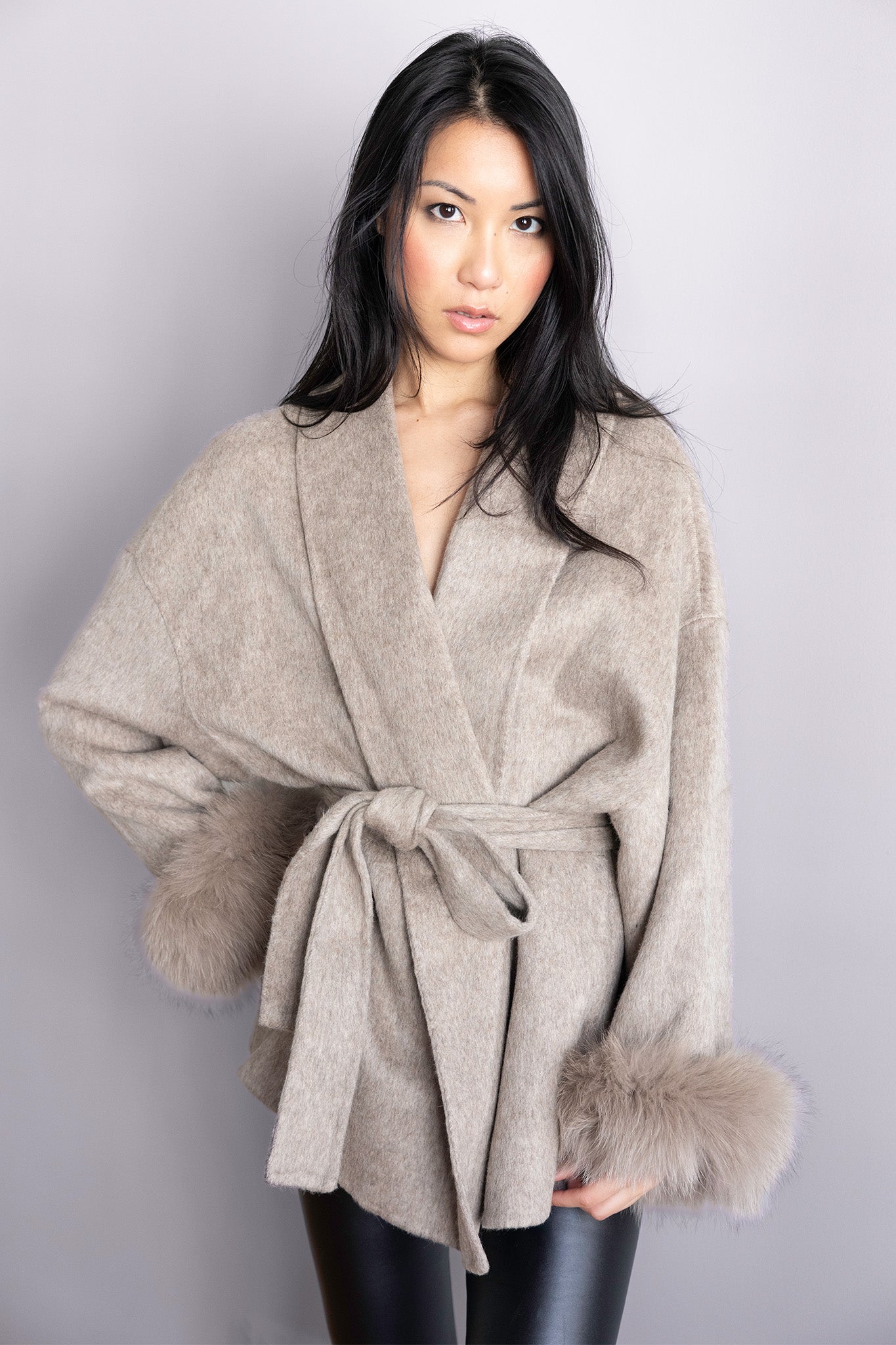 Veste Ellora taupe – Silhouette fluide, ceinture élégante & poignets en fourrure